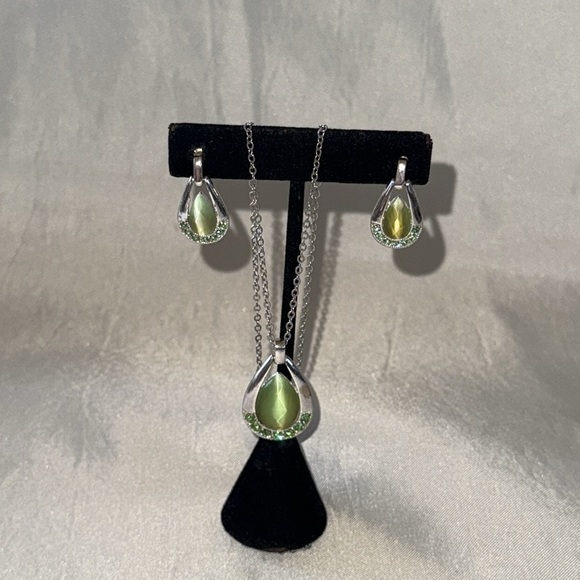 Elegant Silver Green Cats Eye & Peridot Gemstone Pendant & Earrings Jewelry Set - Picture 6 of 12